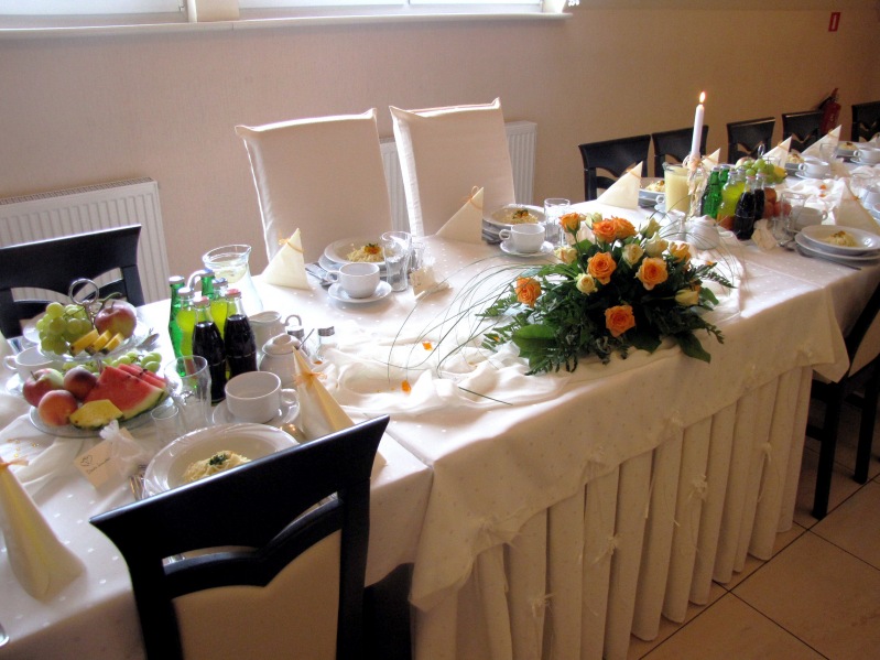 Sala weselna restauracji paradis w opolu - pomarańczowe akcenty